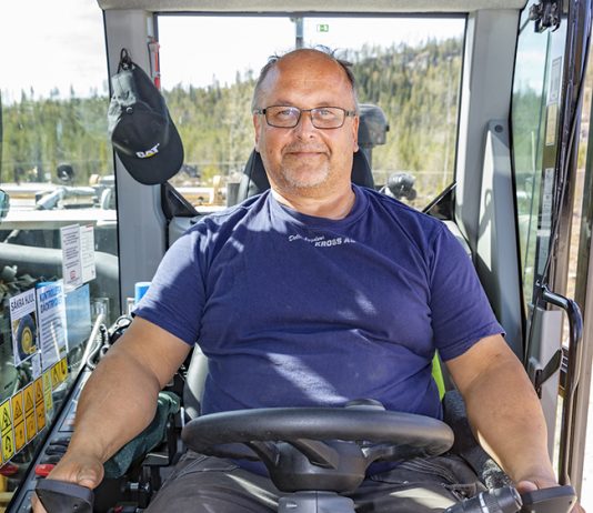 Des poignées ergonomiques pour pouvoir conduire sa pelle