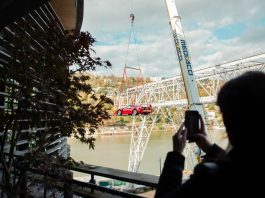 Ferrari-f40-hissee-dans-le-ciel-de-lyon-696779