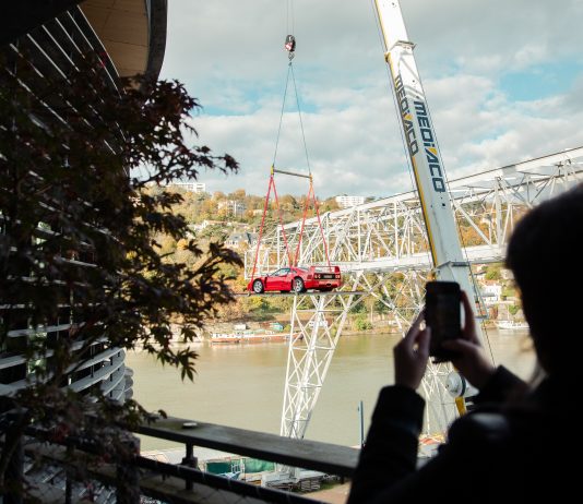 Ferrari-f40-hissee-dans-le-ciel-de-lyon-696779