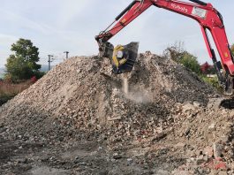 Godet_MB-C50 - Kubota KX080 - France - Demolition and recycling - Demolition waste (MB France)
