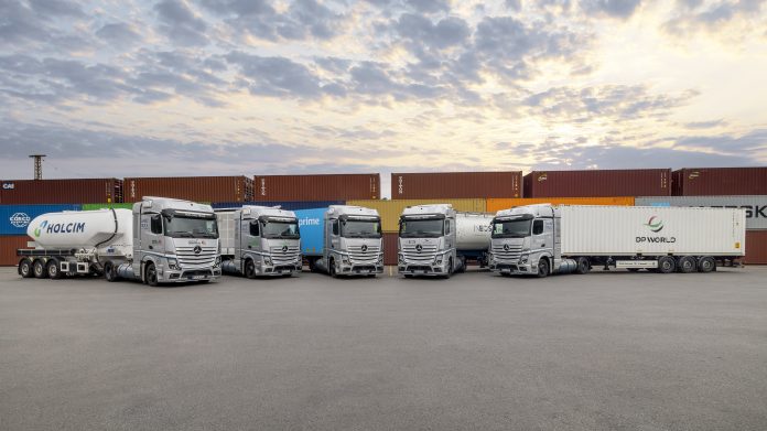 Fünfeinhalbmal um die Welt: Daimler Truck Brennstoffzellen-Lkw absolvieren erfolgreich über 225.000 Kilometer im realen KundeneinsatzFive and a Half Times Around the World: Daimler Truck Fuel Cell Trucks Successfully Complete More Than 225,000 Kilomete Actros hydrogène
