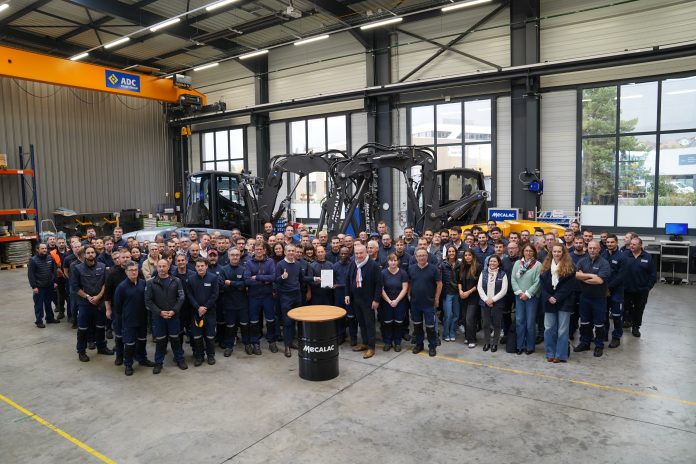 Photo 2 -Une partie de l'‚quipe Mecalac devant les pelles certifi‚es Origine France Garantie